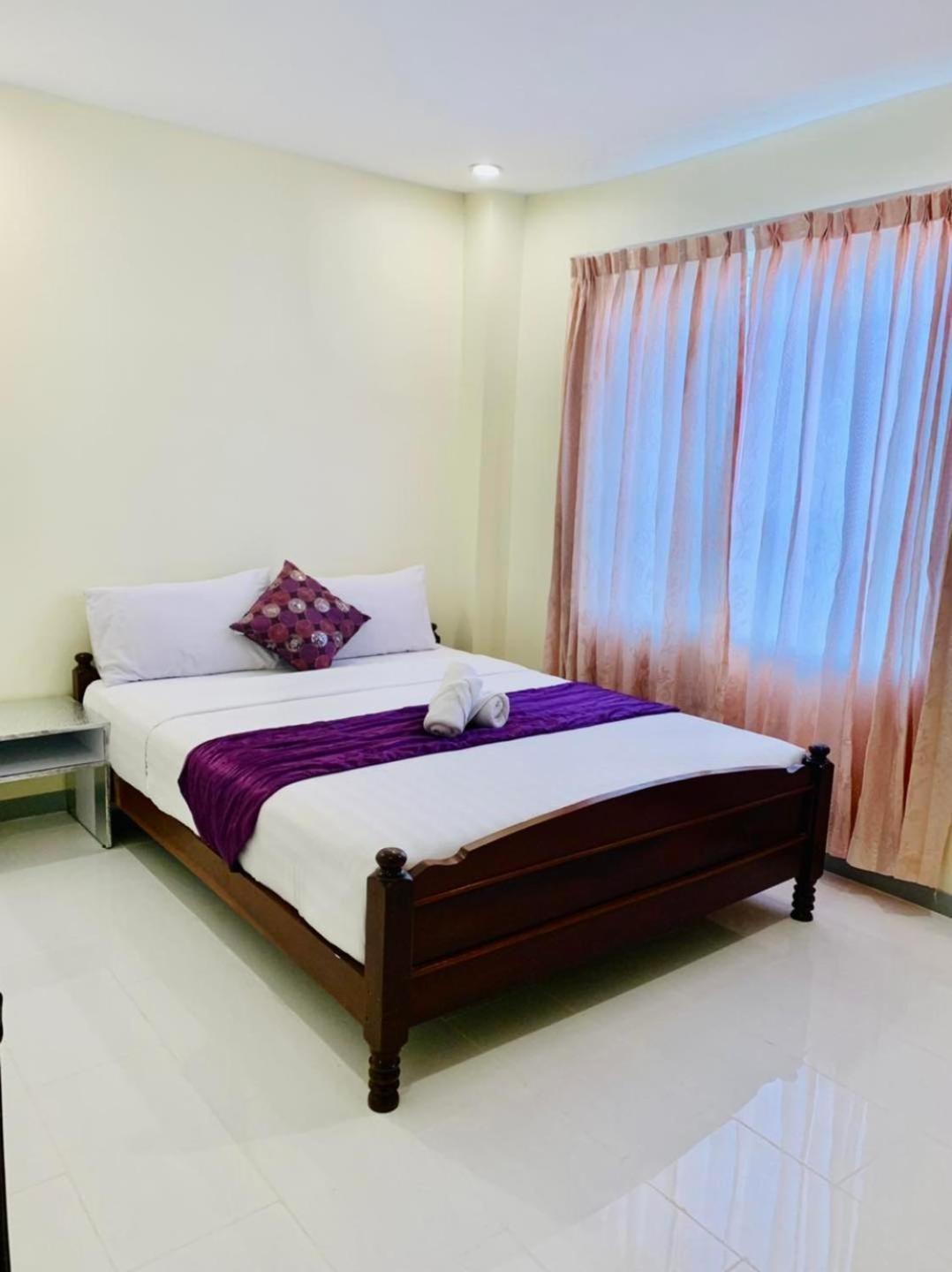 White Residence Hotel & Apartment Phnom Penh Esterno foto