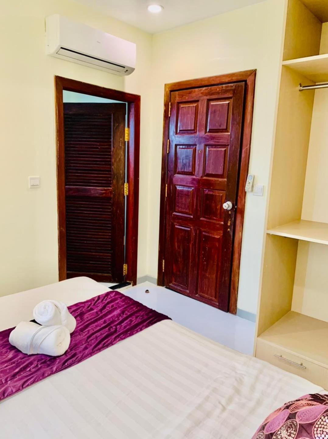 White Residence Hotel & Apartment Phnom Penh Esterno foto