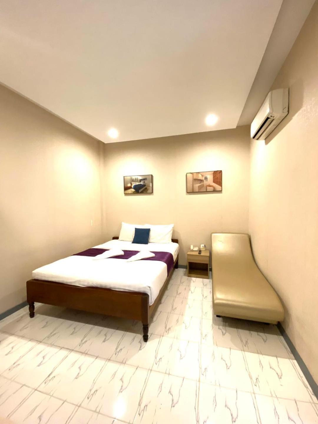 White Residence Hotel & Apartment Phnom Penh Esterno foto