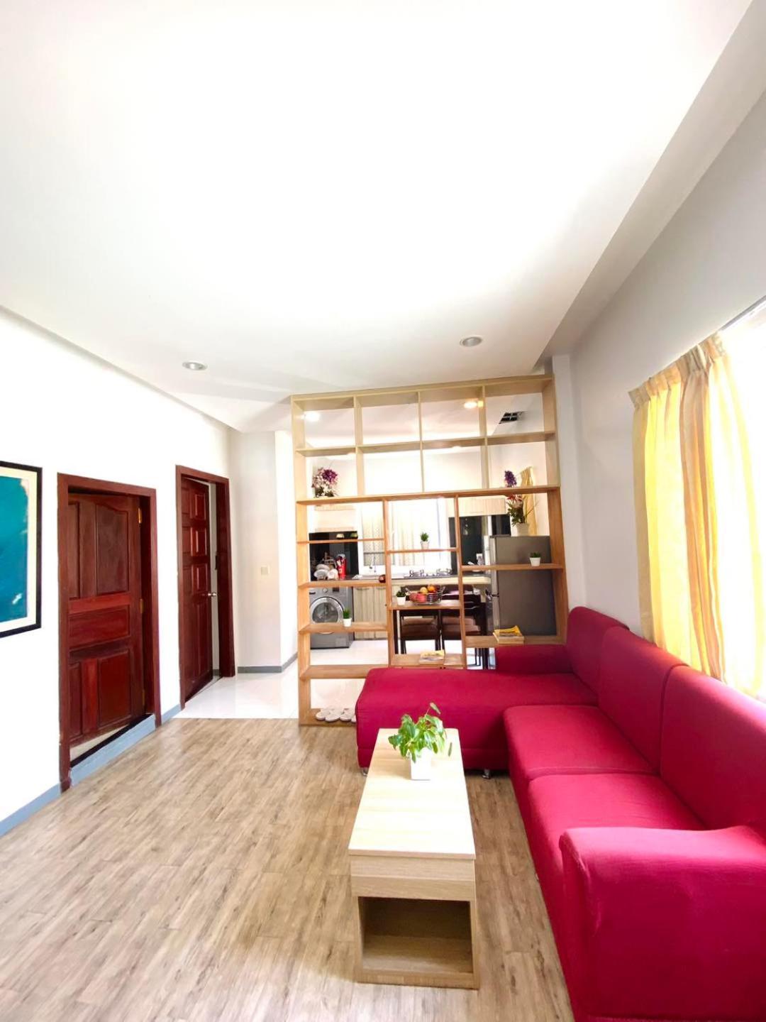White Residence Hotel & Apartment Phnom Penh Esterno foto