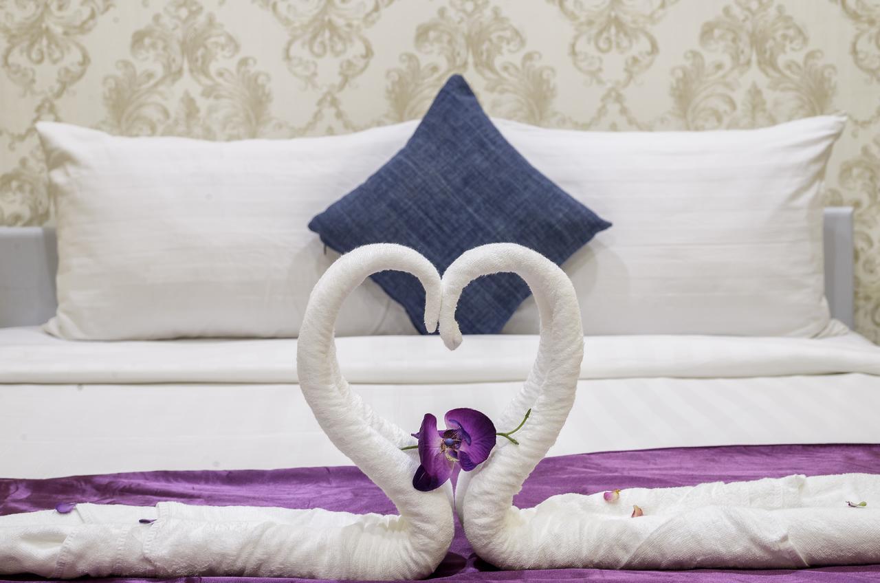White Residence Hotel & Apartment Phnom Penh Esterno foto