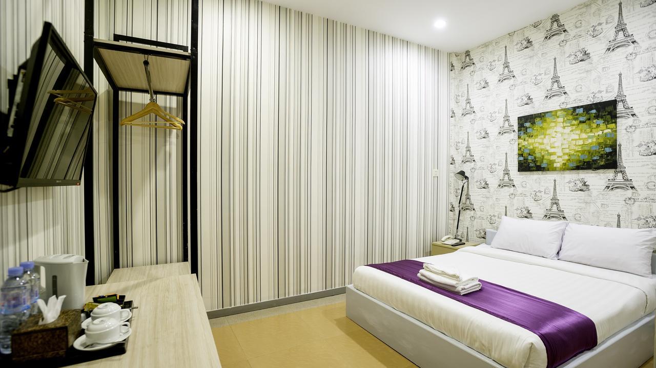 White Residence Hotel & Apartment Phnom Penh Esterno foto
