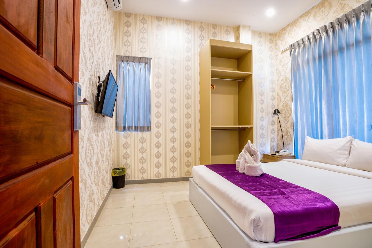 White Residence Hotel & Apartment Phnom Penh Esterno foto