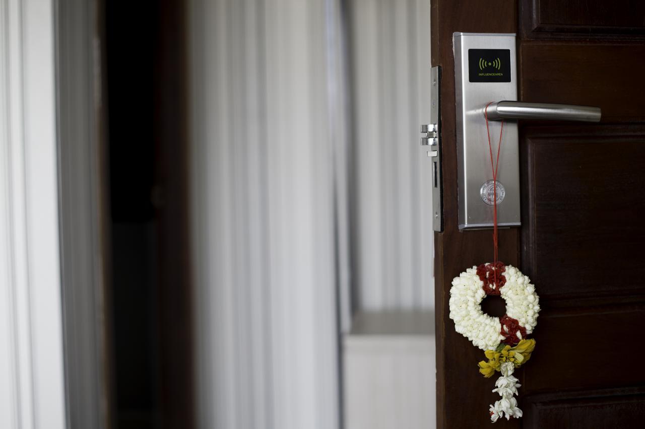 White Residence Hotel & Apartment Phnom Penh Esterno foto