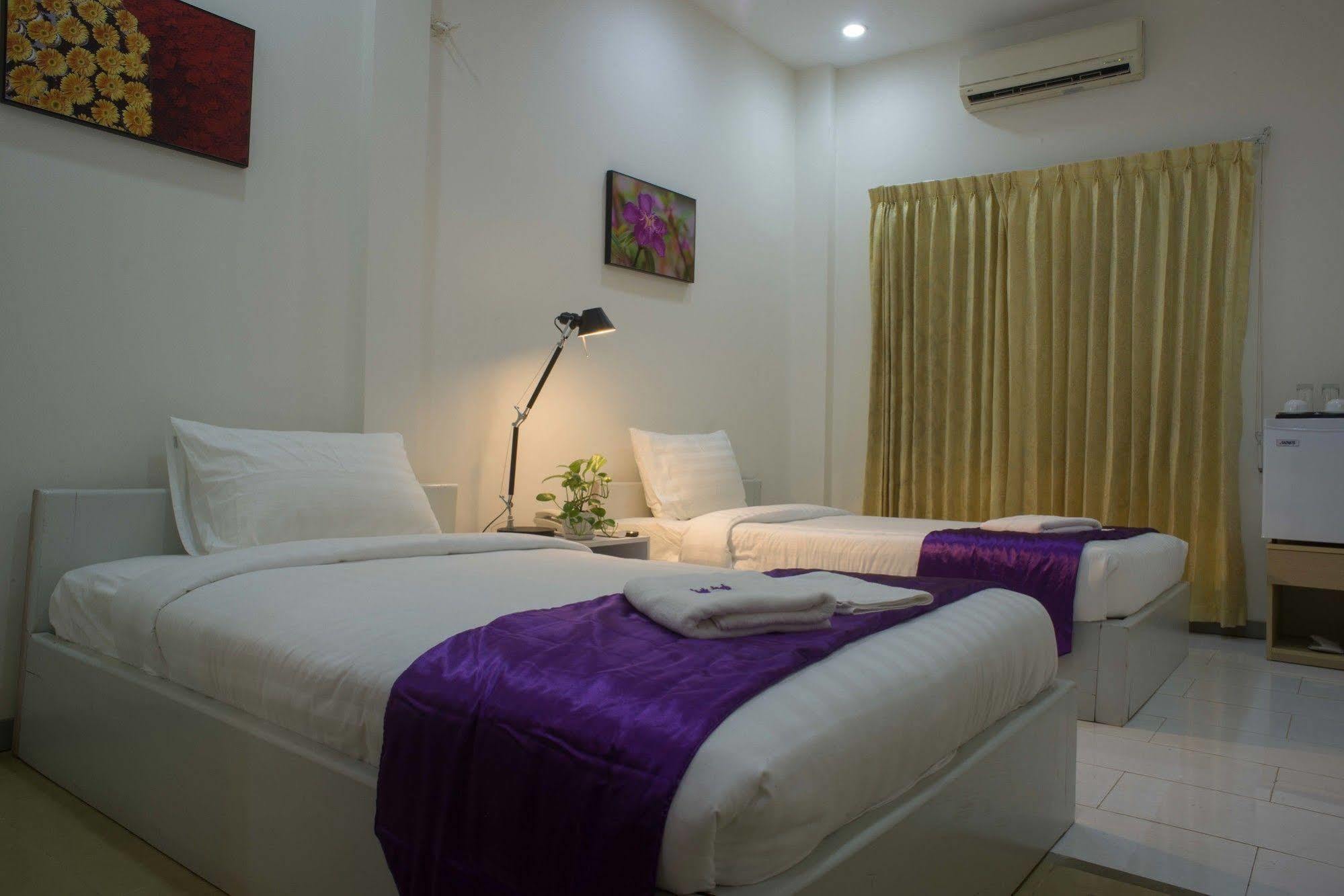 White Residence Hotel & Apartment Phnom Penh Esterno foto