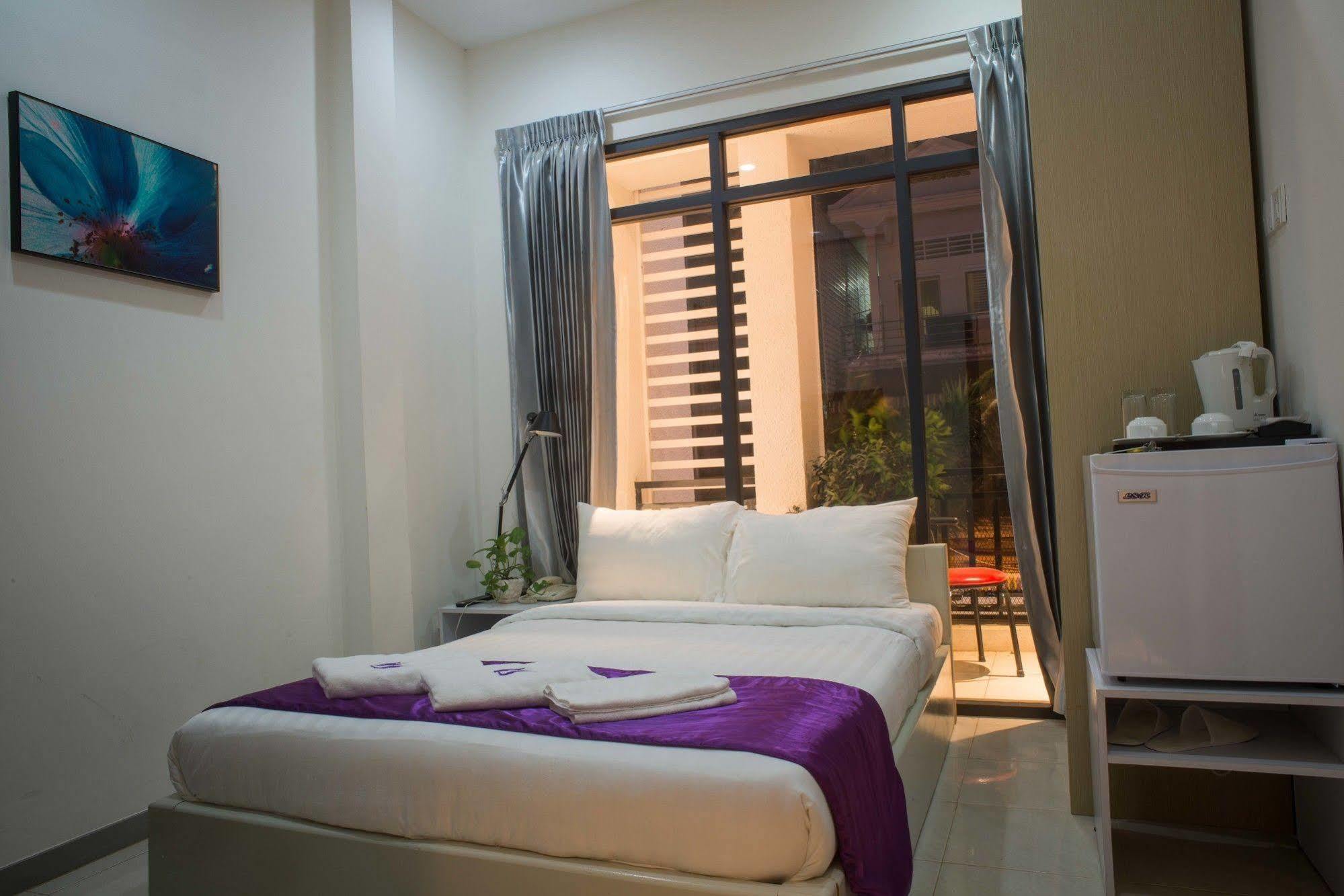 White Residence Hotel & Apartment Phnom Penh Esterno foto