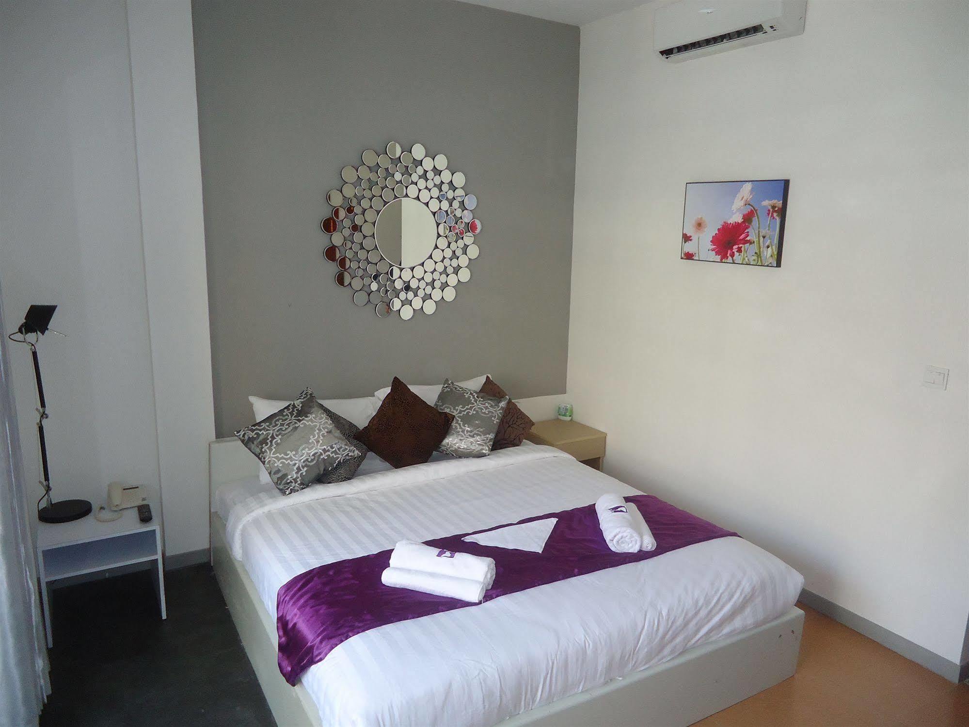 White Residence Hotel & Apartment Phnom Penh Esterno foto