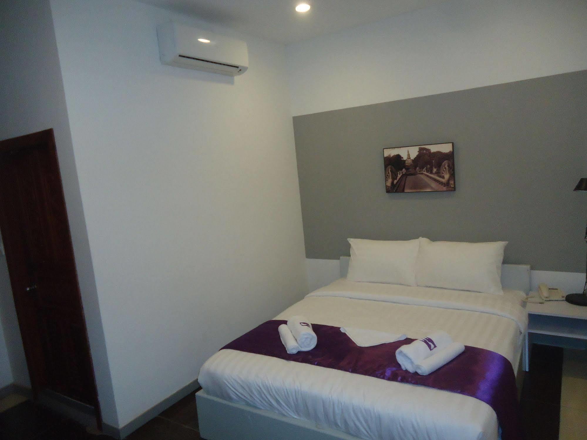 White Residence Hotel & Apartment Phnom Penh Esterno foto
