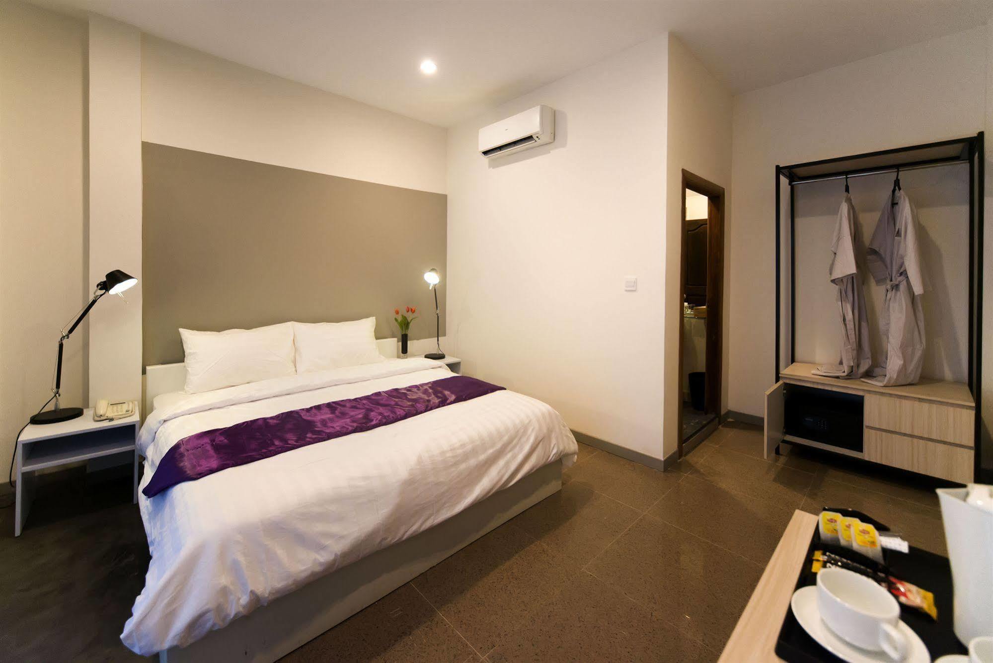 White Residence Hotel & Apartment Phnom Penh Esterno foto