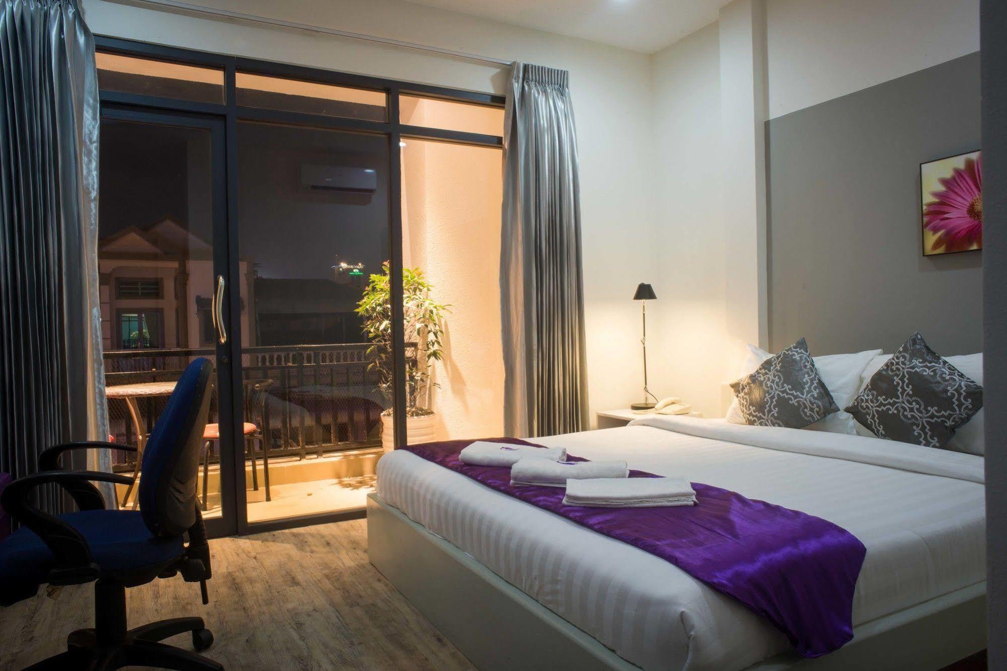 White Residence Hotel & Apartment Phnom Penh Esterno foto